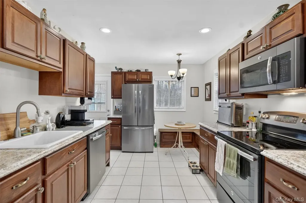 8 Van Wyck Drive Poughkeepsie NY 12601