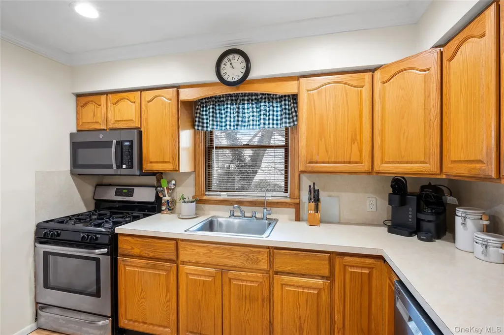 88 Evans Avenue Albertson NY 11507