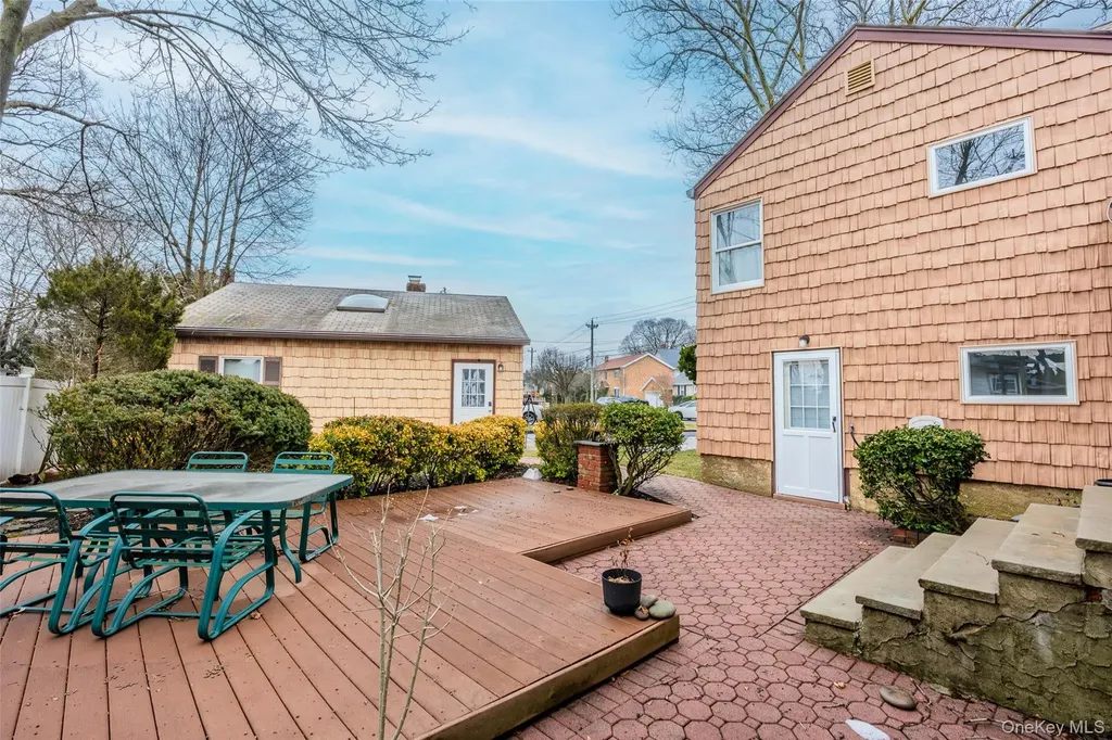 88 Evans Avenue Albertson NY 11507