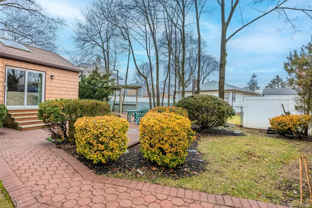 88 Evans Avenue Albertson NY 11507