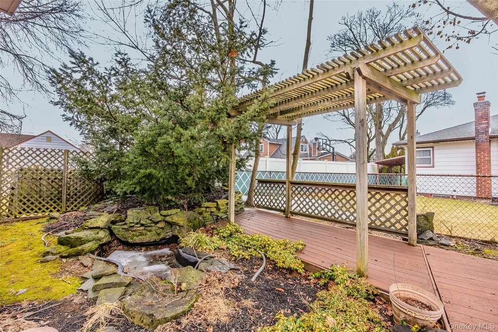88 Evans Avenue Albertson NY 11507