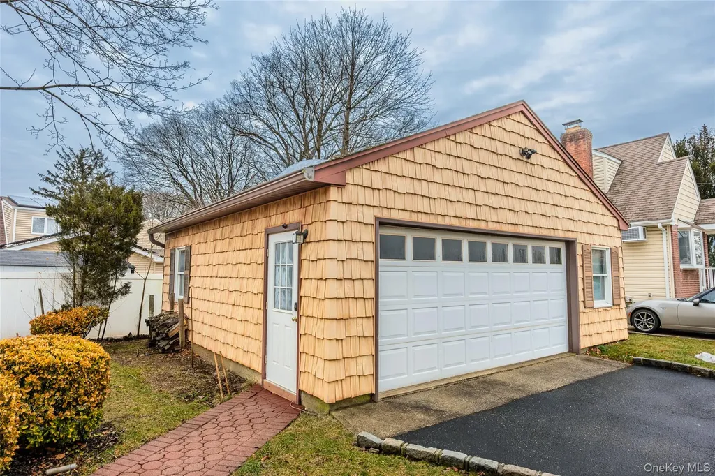 88 Evans Avenue Albertson NY 11507