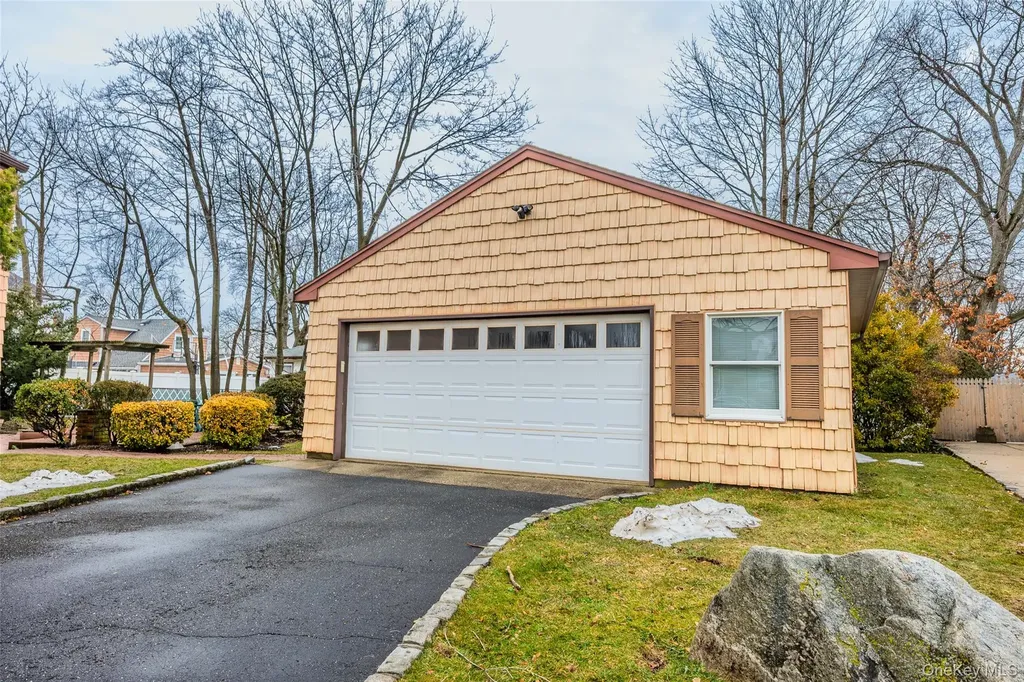 88 Evans Avenue Albertson NY 11507