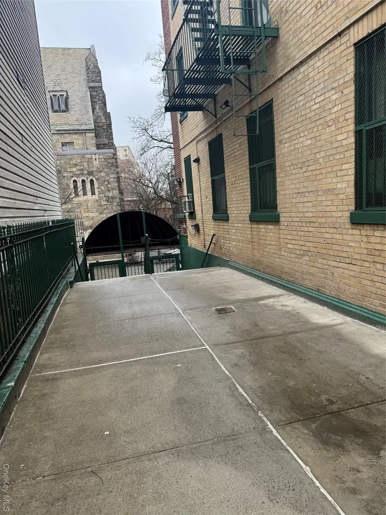 530 E 159th Street Bronx NY 10451