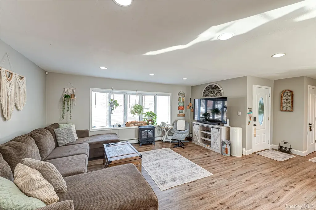 178 Spur Drive S Bay Shore NY 11706