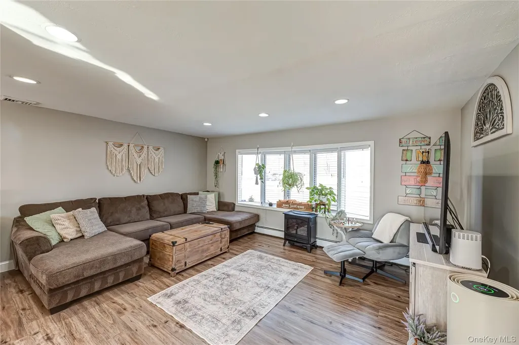 178 Spur Drive S Bay Shore NY 11706