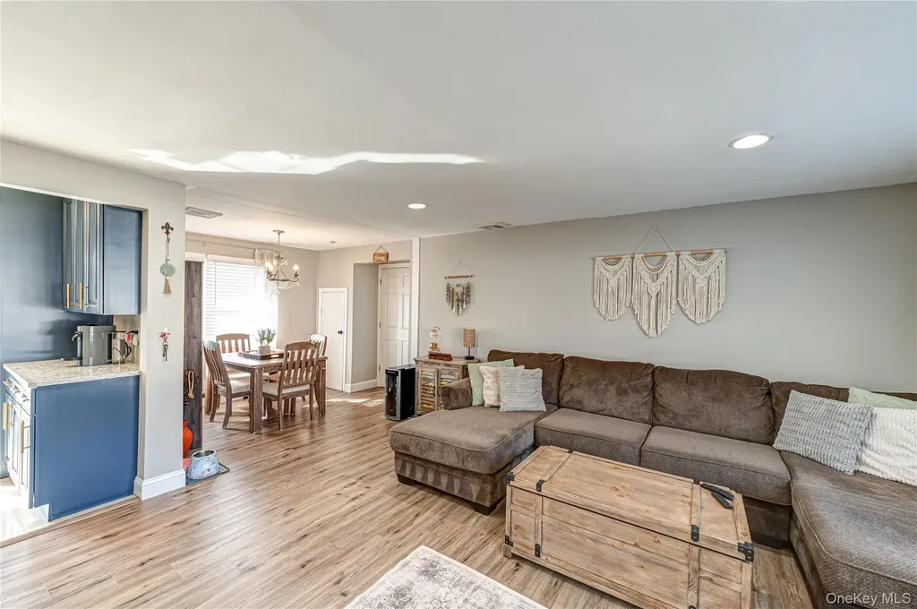 178 Spur Drive S Bay Shore NY 11706