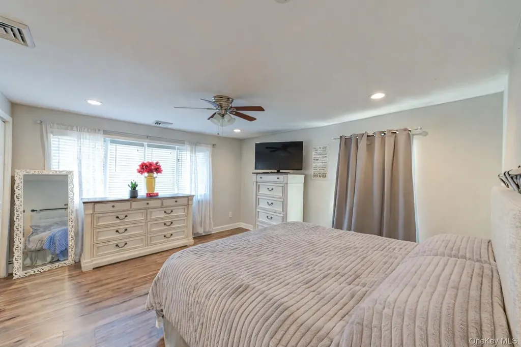 178 Spur Drive S Bay Shore NY 11706
