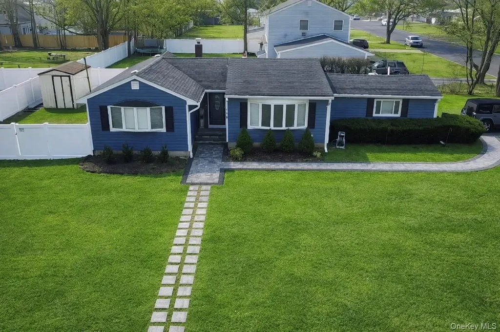 178 Spur Drive S Bay Shore NY 11706