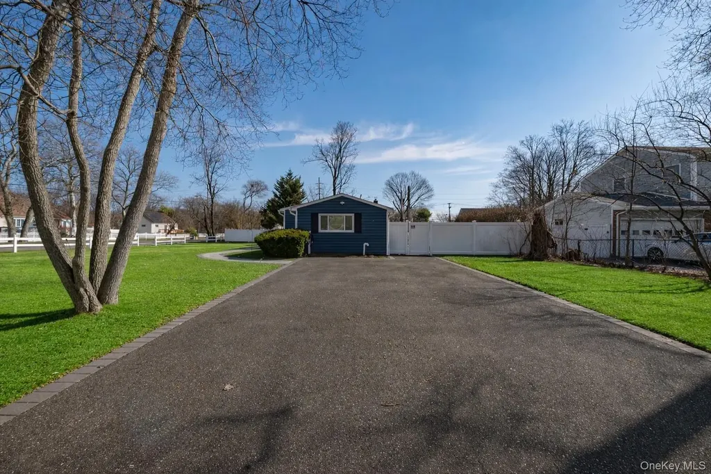 178 Spur Drive S Bay Shore NY 11706