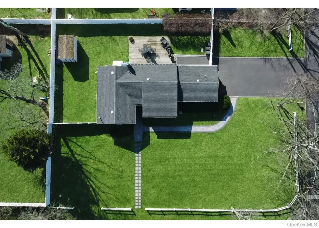 178 Spur Drive S Bay Shore NY 11706