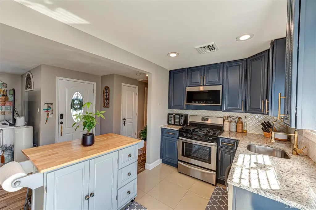 178 Spur Drive S Bay Shore NY 11706