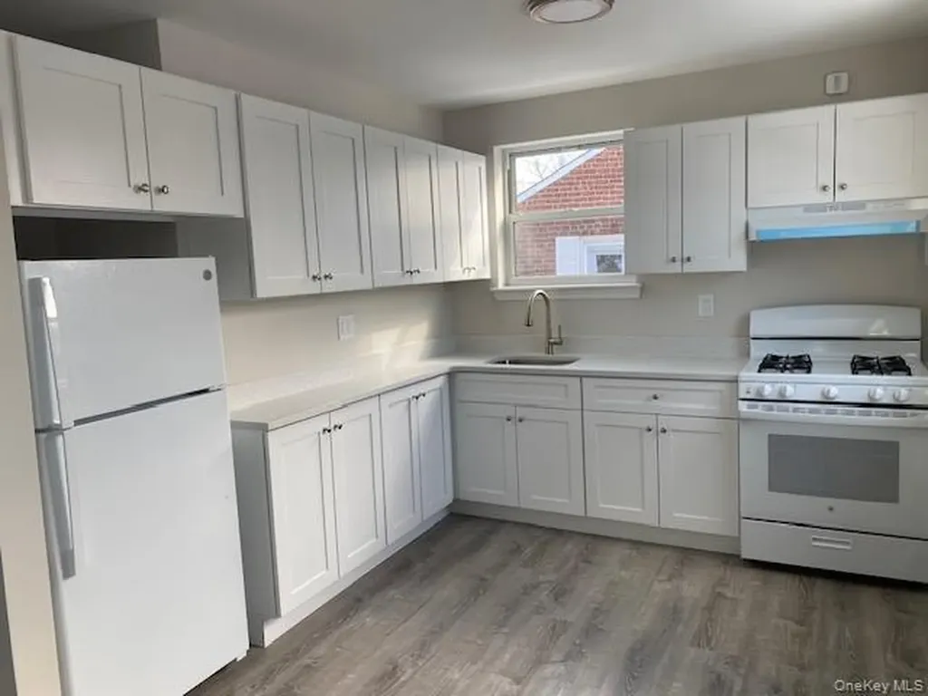 73-33 255th Glen Oaks NY 11004