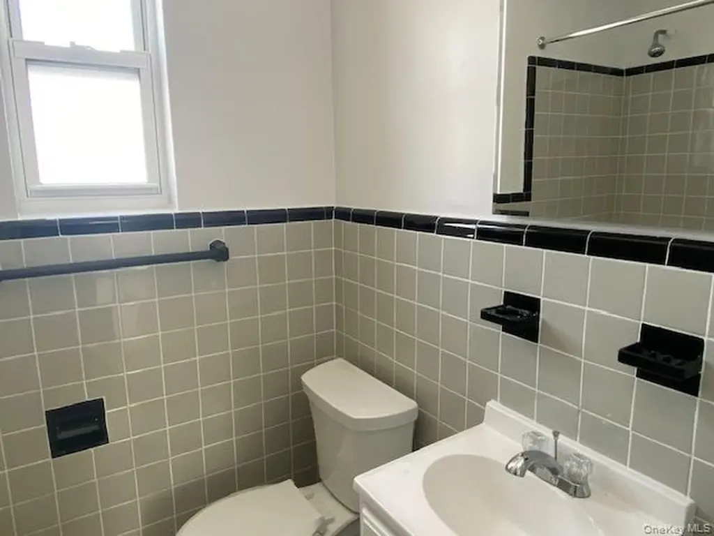 73-33 255th Glen Oaks NY 11004