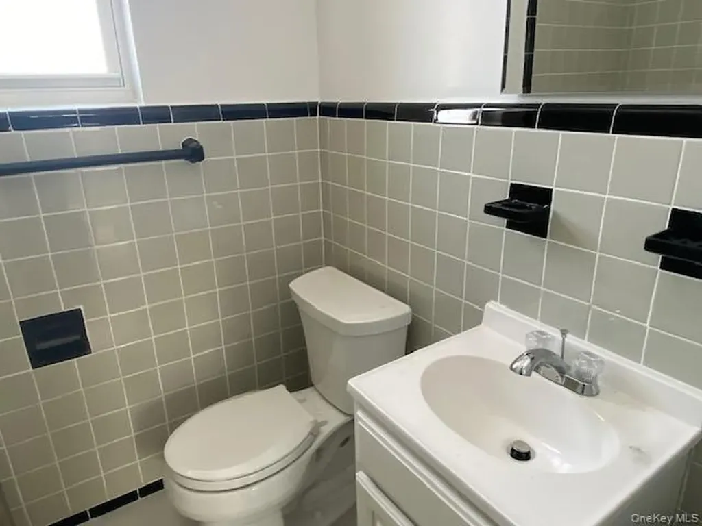 73-33 255th Glen Oaks NY 11004