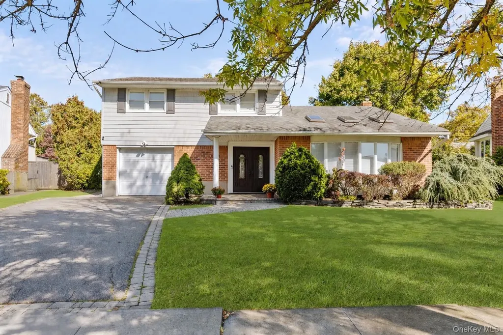 7 Rita Lane Plainview NY 11803