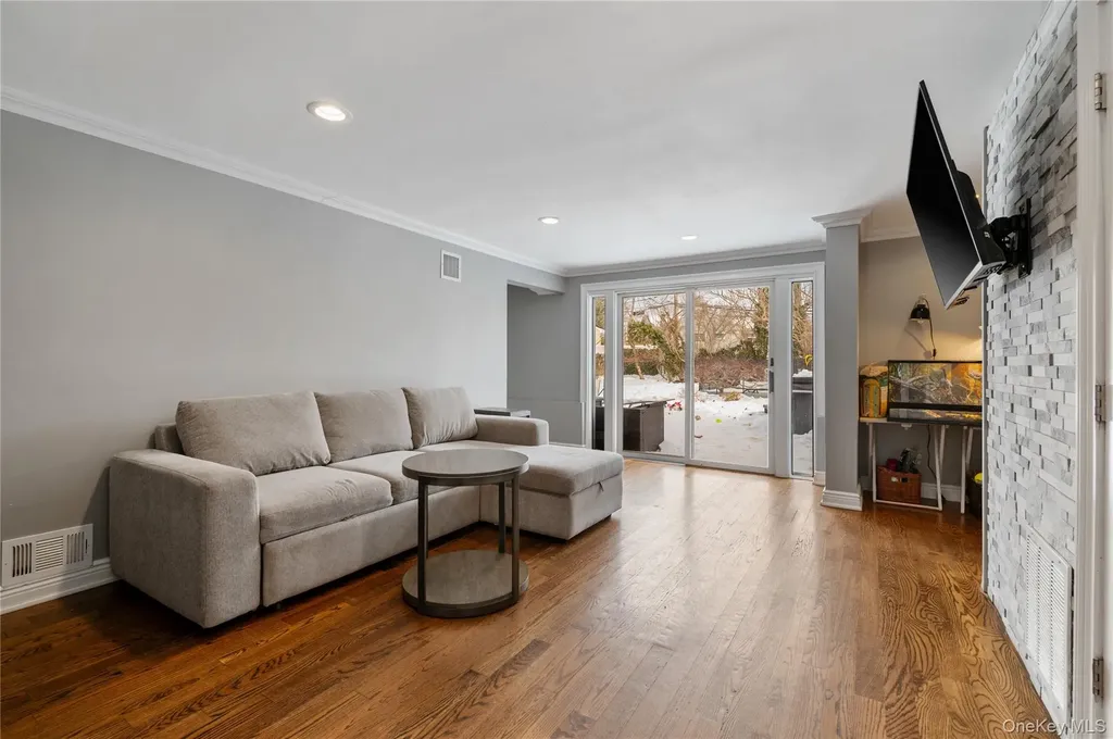 7 Rita Lane Plainview NY 11803
