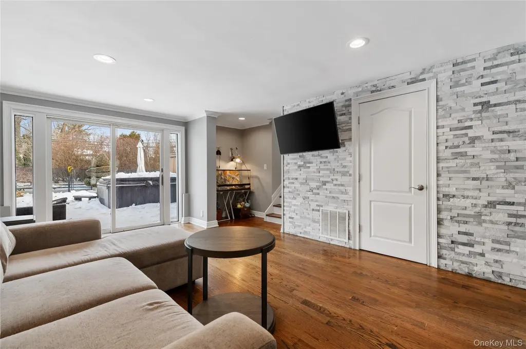 7 Rita Lane Plainview NY 11803