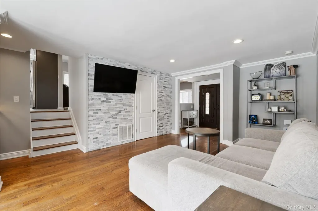 7 Rita Lane Plainview NY 11803