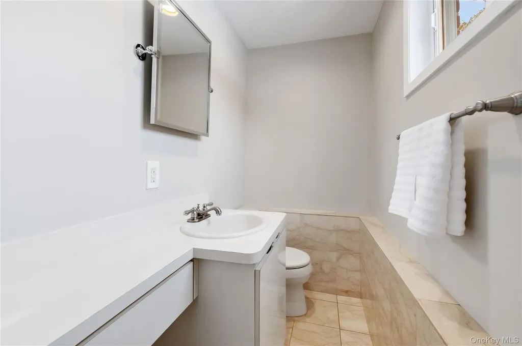 7 Rita Lane Plainview NY 11803