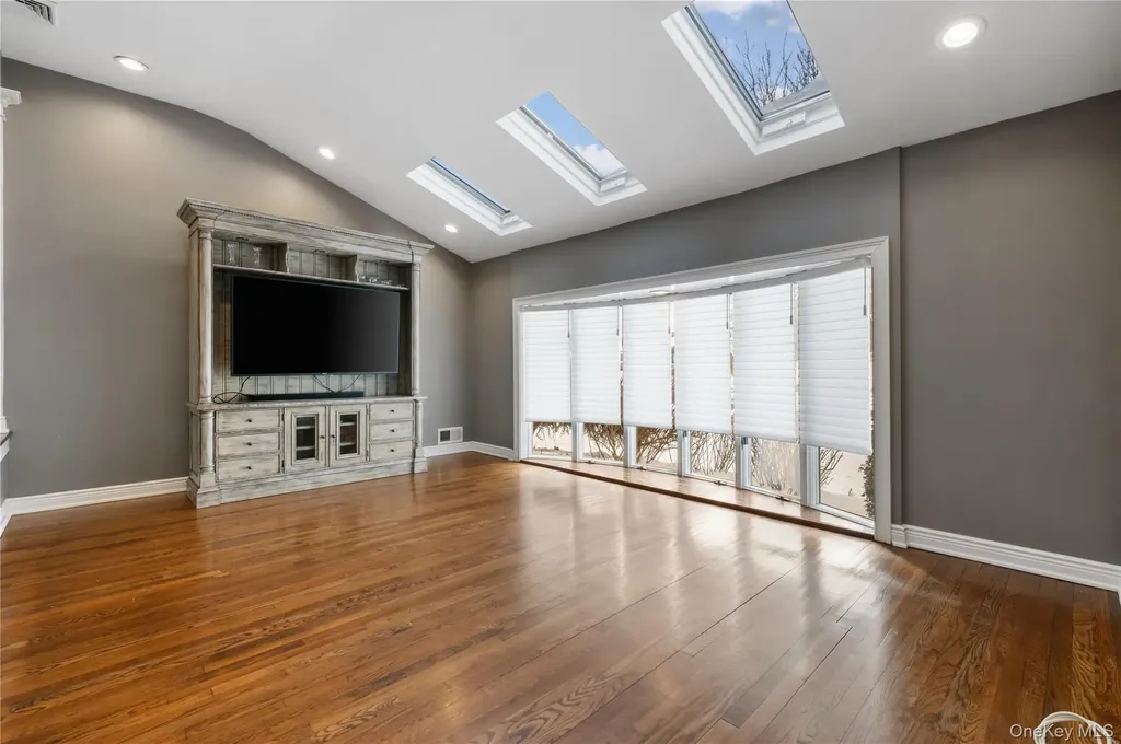 7 Rita Lane Plainview NY 11803