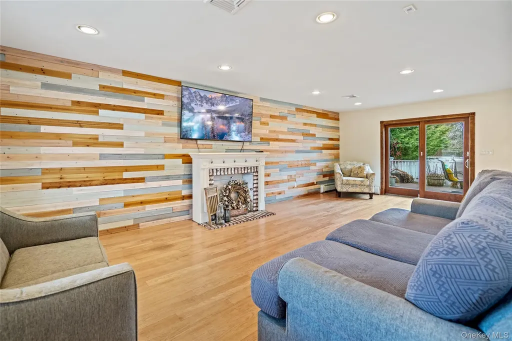 303 Sherbrooke Road Lindenhurst NY 11757