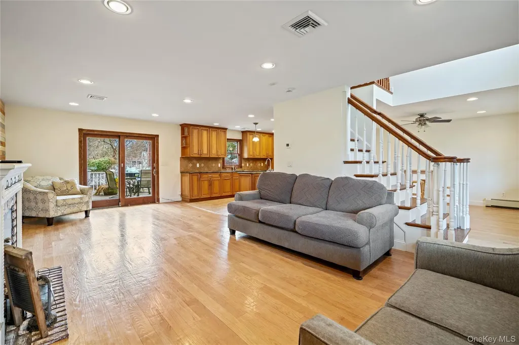 303 Sherbrooke Road Lindenhurst NY 11757