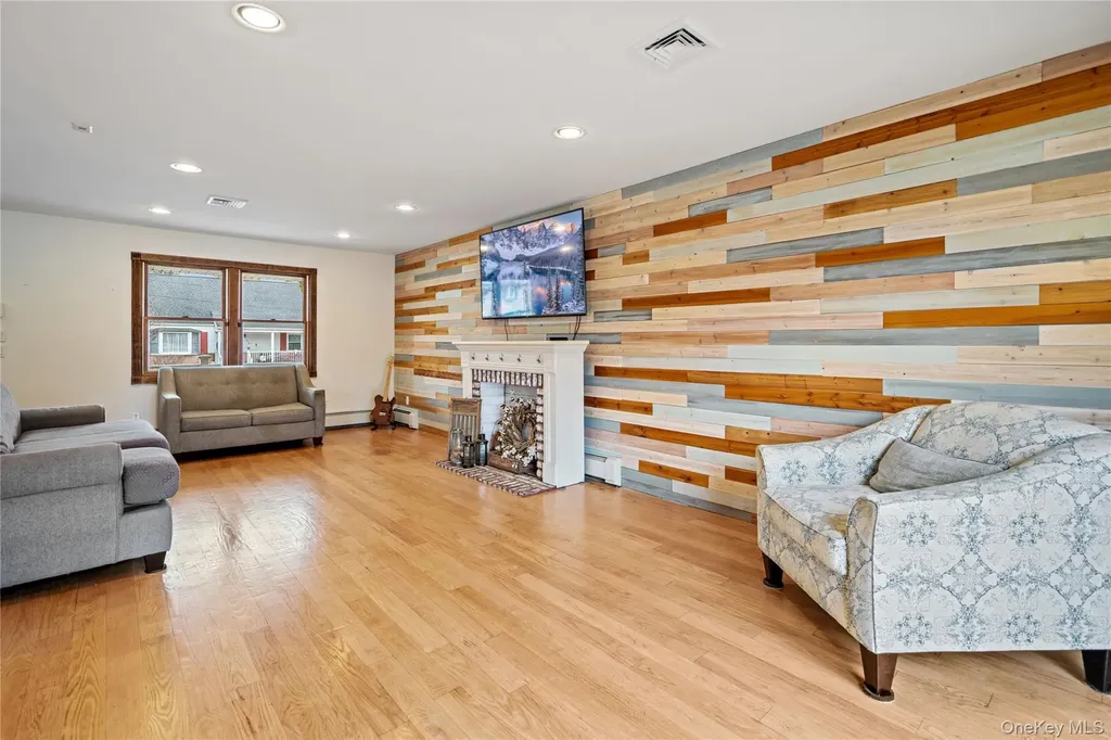303 Sherbrooke Road Lindenhurst NY 11757