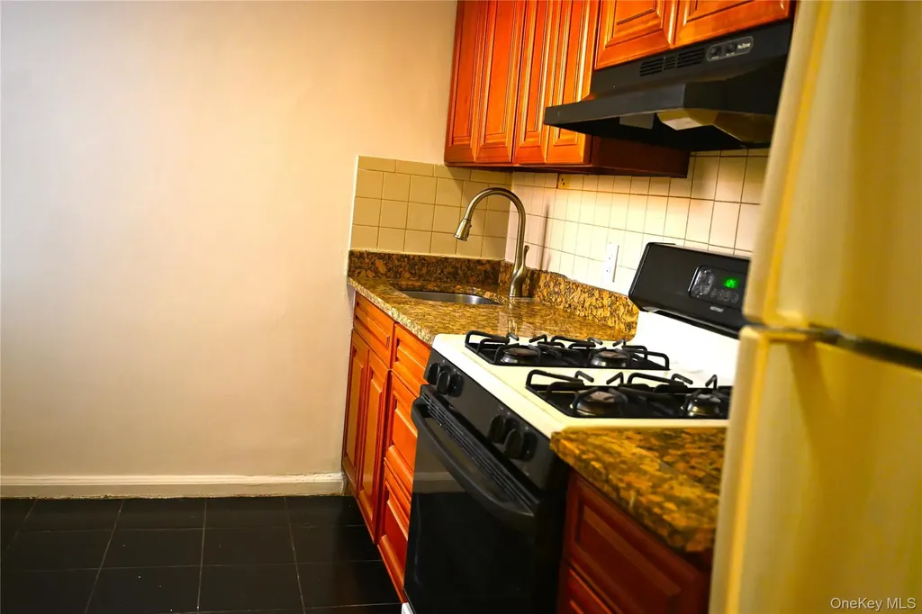 34-20 78th Jackson Heights NY 11372