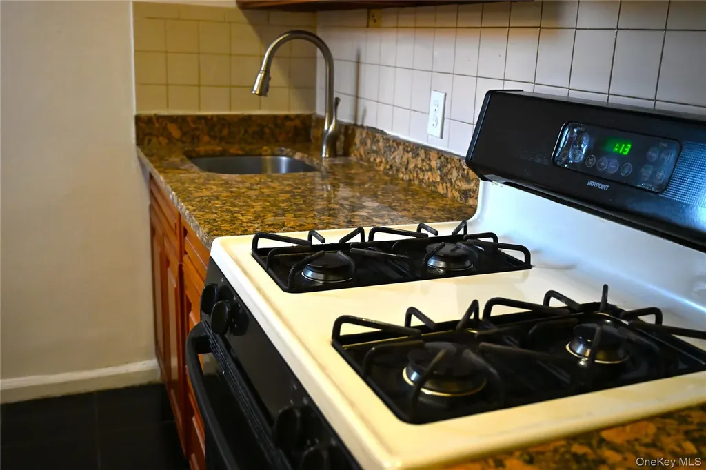 34-20 78th Jackson Heights NY 11372