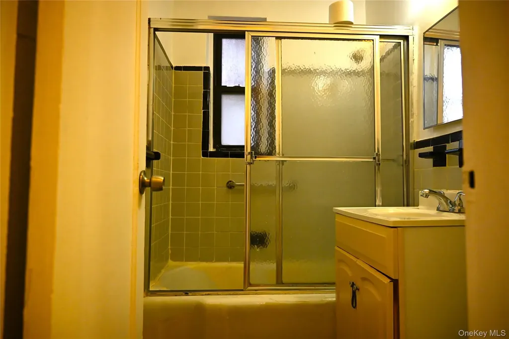 34-20 78th Jackson Heights NY 11372