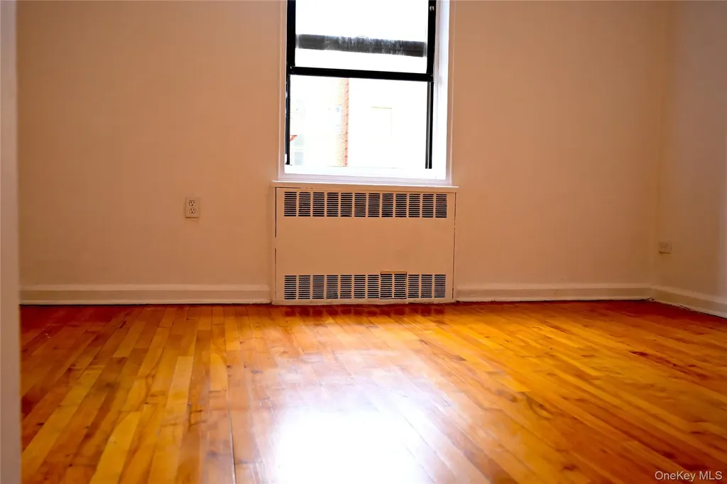 34-20 78th Jackson Heights NY 11372