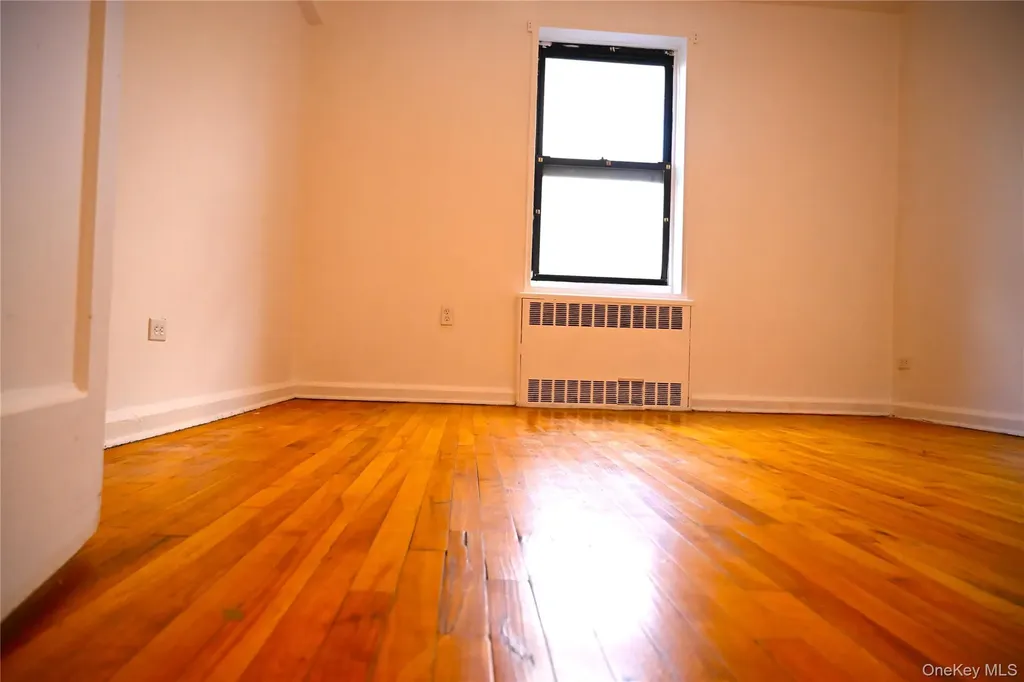 34-20 78th Jackson Heights NY 11372