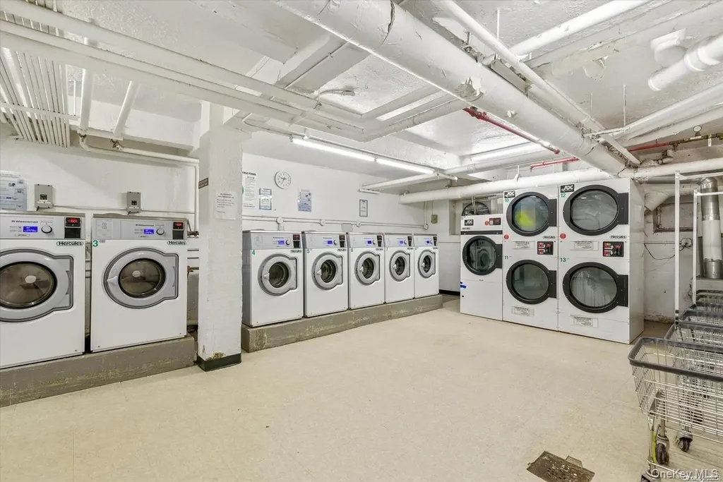34-20 78th Jackson Heights NY 11372