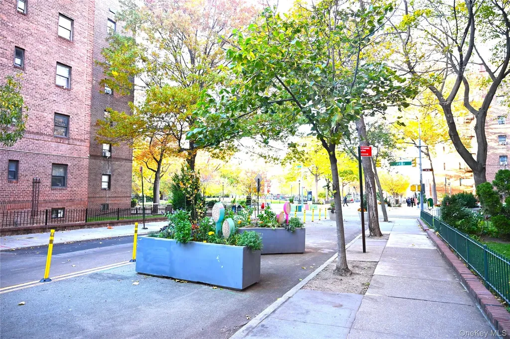 34-20 78th Jackson Heights NY 11372