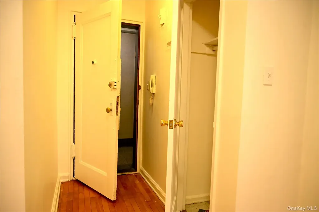 34-20 78th Jackson Heights NY 11372