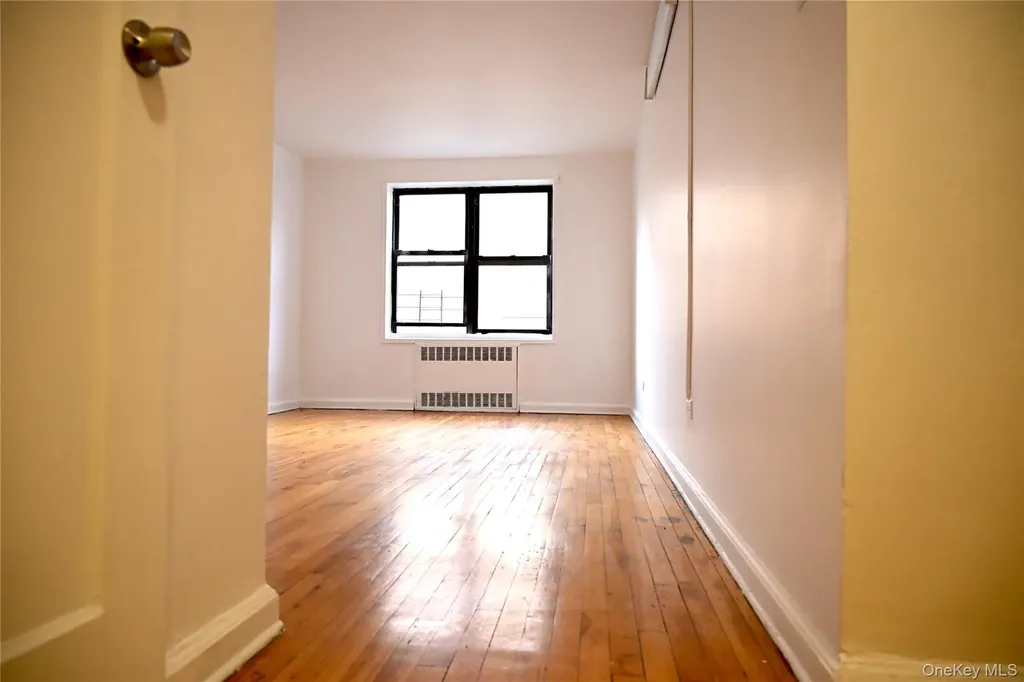 34-20 78th Jackson Heights NY 11372