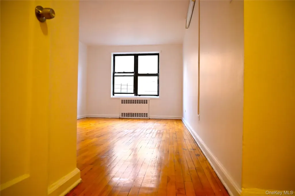 34-20 78th Jackson Heights NY 11372