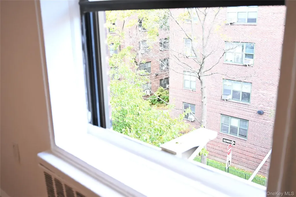 34-20 78th Jackson Heights NY 11372