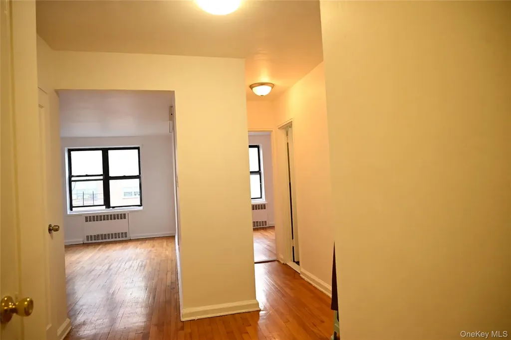 34-20 78th Jackson Heights NY 11372