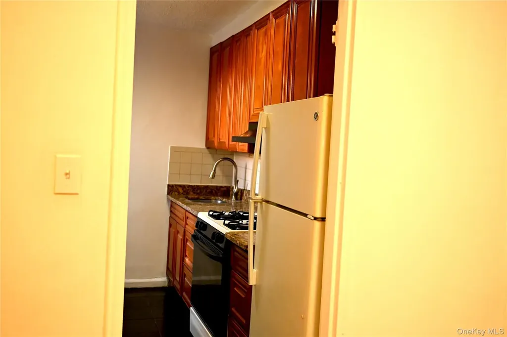 34-20 78th Jackson Heights NY 11372