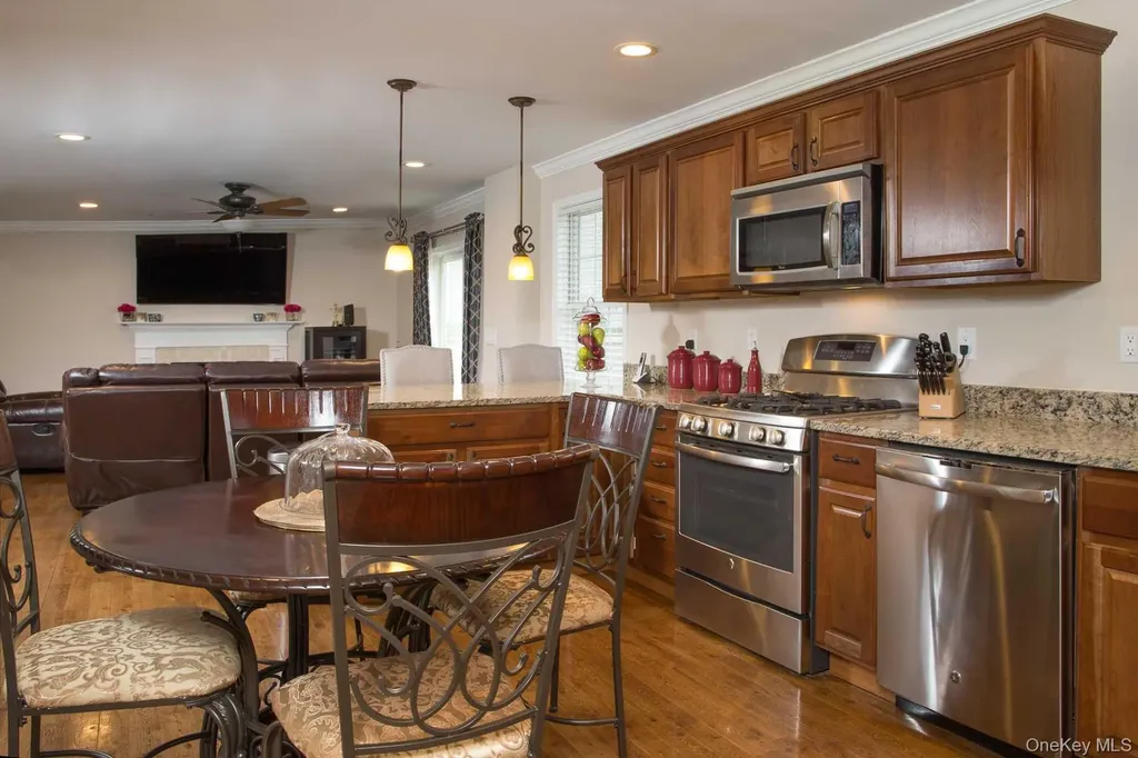 6 Jamil Court Poughkeepsie NY 12603