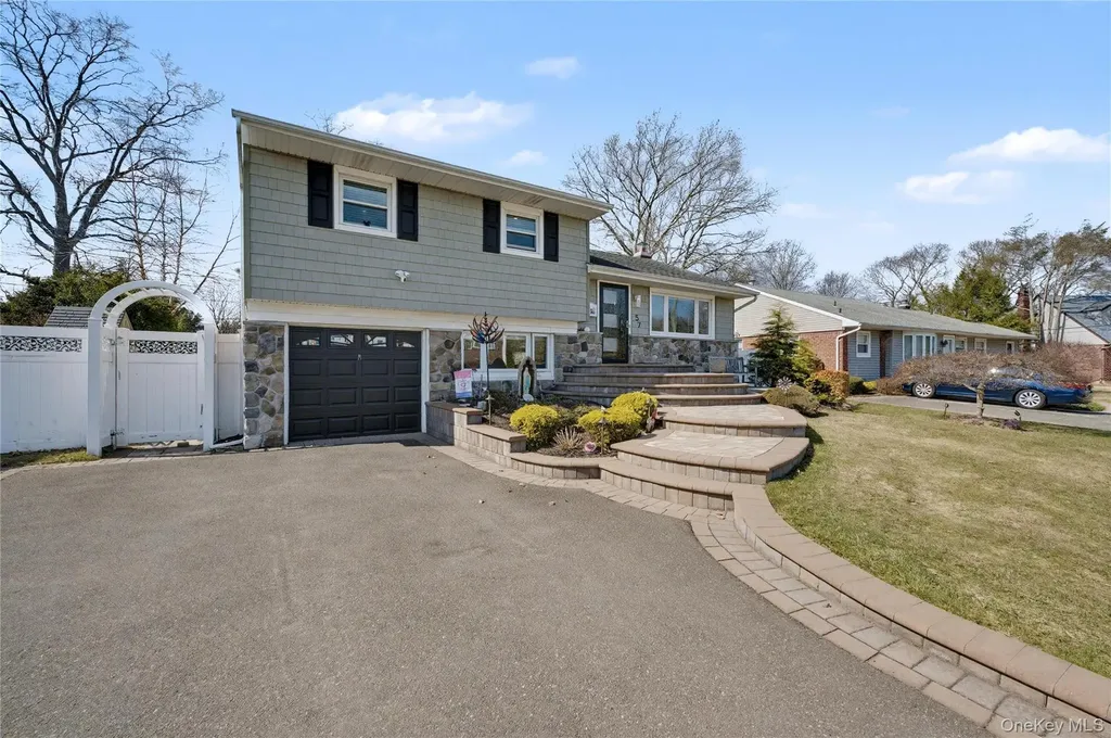 57 Richfield Street Plainview NY 11803