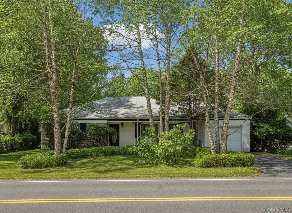 64 Middleneck Road Roslyn NY 11576