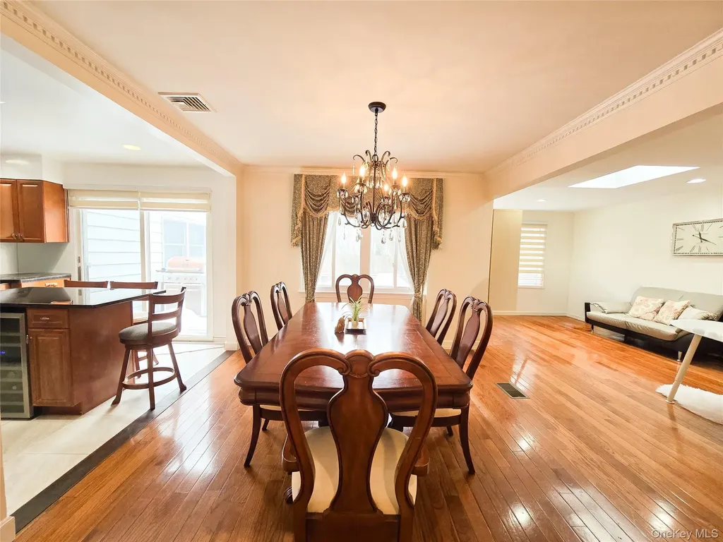 64 Middleneck Road Roslyn NY 11576