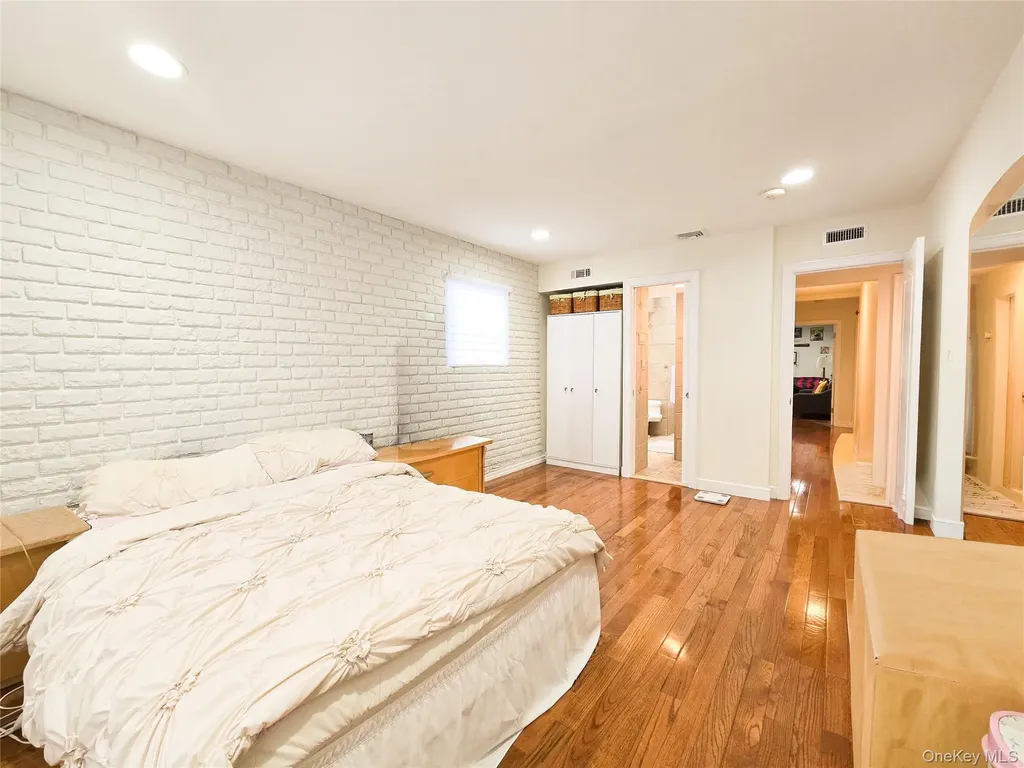 64 Middleneck Road Roslyn NY 11576