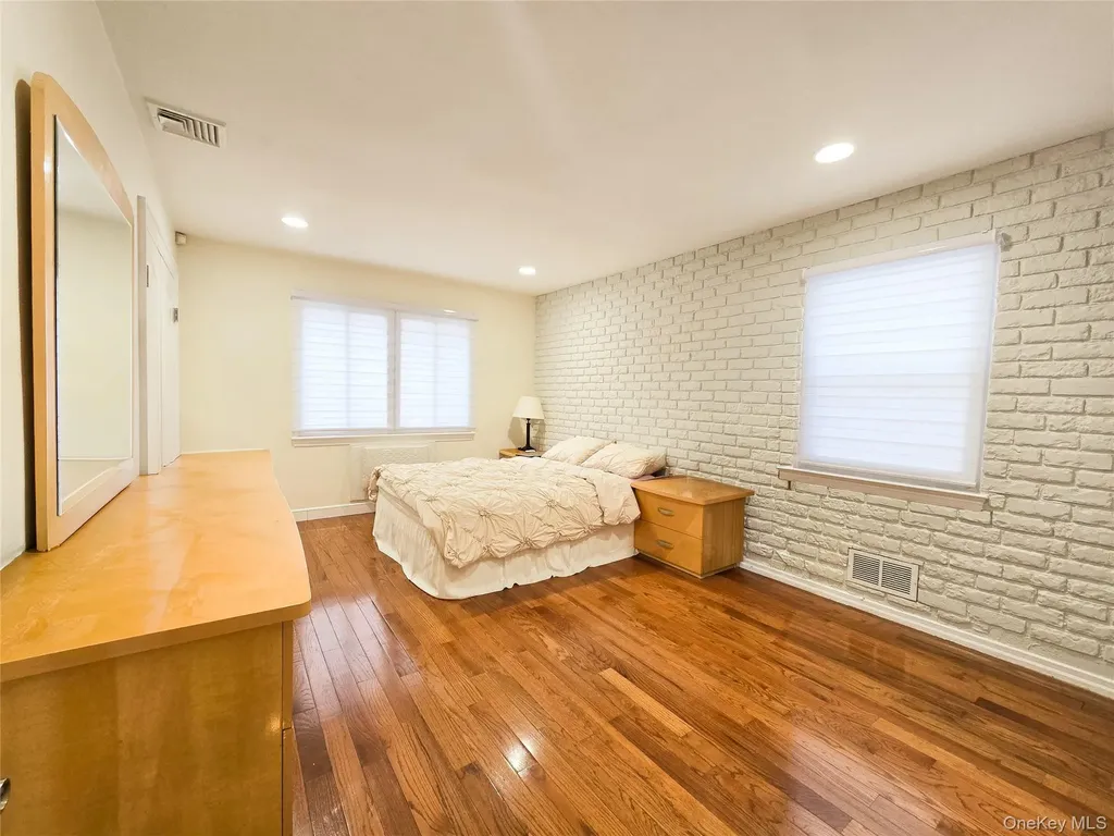 64 Middleneck Road Roslyn NY 11576