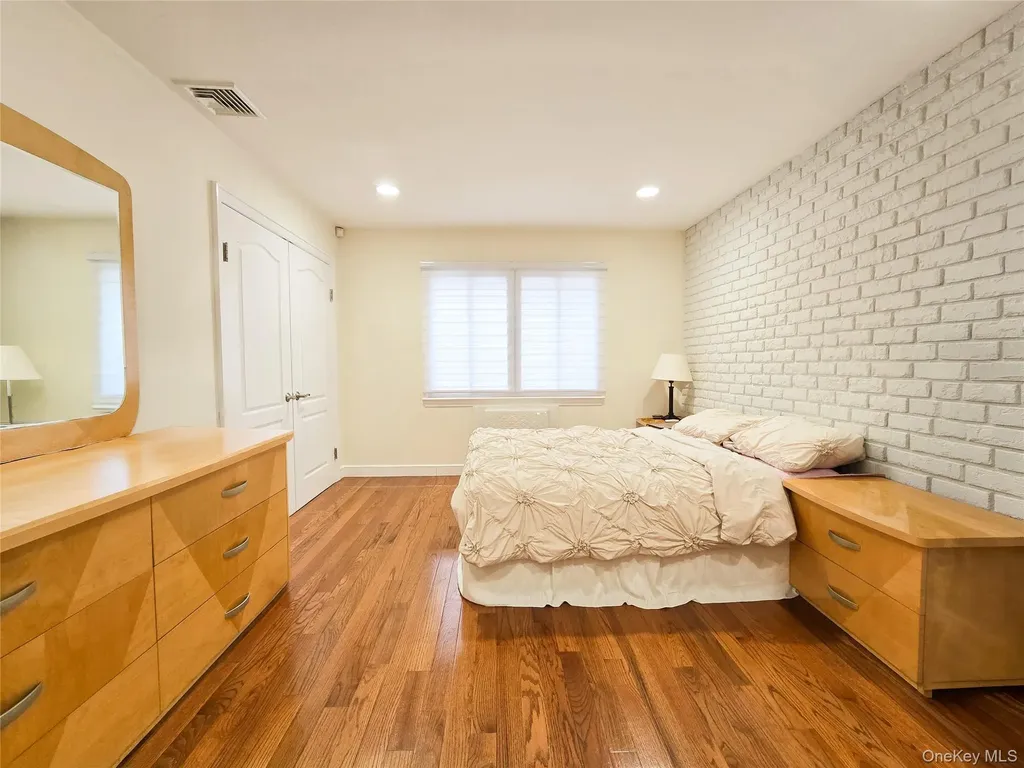 64 Middleneck Road Roslyn NY 11576