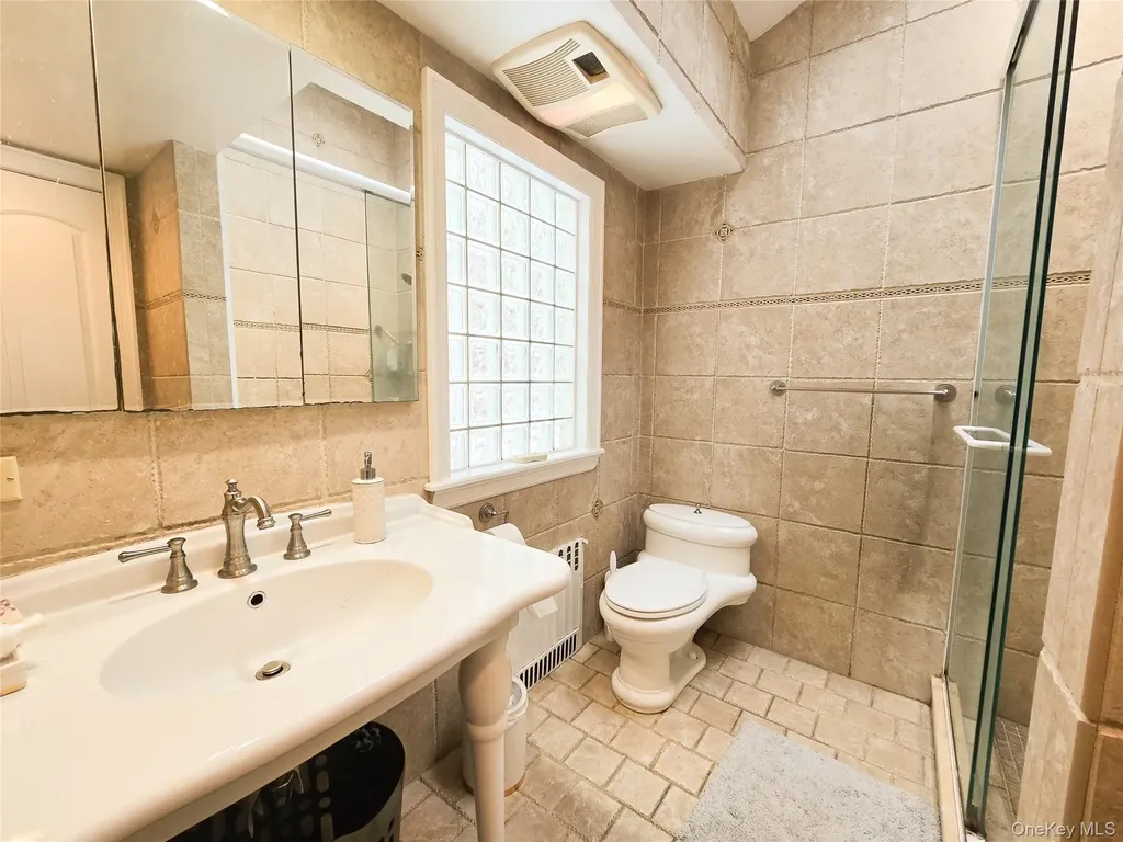 64 Middleneck Road Roslyn NY 11576