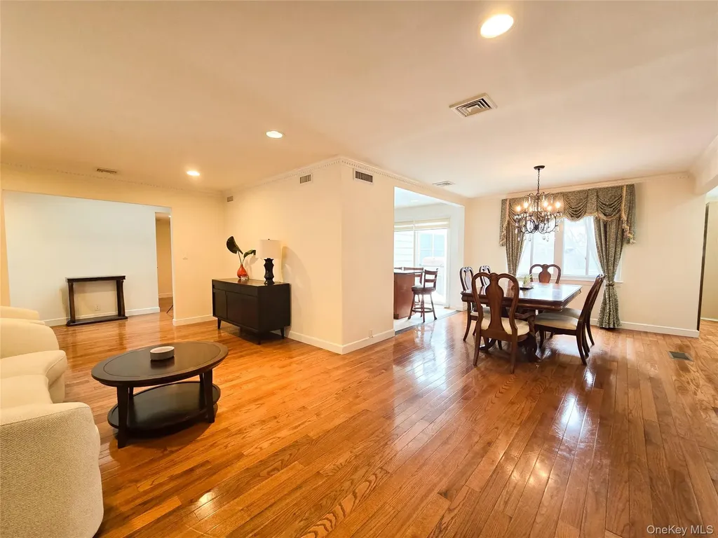 64 Middleneck Road Roslyn NY 11576